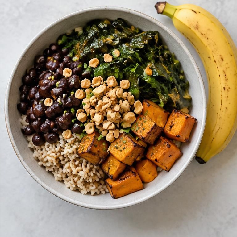 Tigela de arroz, feijão-preto, folhas verdes, abóbora e amendoins; uma banana ao lado.